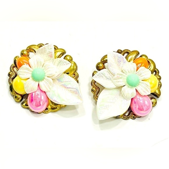 3/$18 White Flower Clip-on Earrings Cabochon Gold Tone Plastic Costume Jewelry - Picture 1 of 5